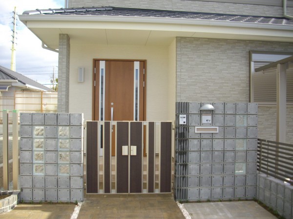 ガラスブロックとブロックの門柱