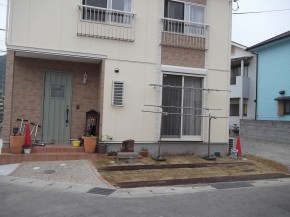お洒落でかわいらしい印象の芝生の駐車スペースとアプローチ 姫路市 O様邸 姫路市 外構エクステリアガーデンのことなら 有 Jckリンクスへ
