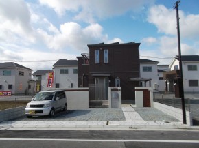モダンでおしゃれな門塀に広い駐車場 メーカー様下請工事 姫路市 ｔ様邸 姫路市 外構エクステリアガーデンのことなら 有 Jckリンクスへ