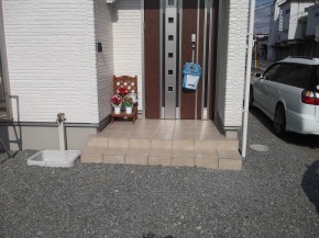 目隠しフェンスでプライバシーを守る バランスのとれた玄関ポーチ たつの市 I様邸 姫路市 外構エクステリアガーデンのことなら 有 Jckリンクスへ 目隠しフェンスでプライバシーを守る バランスのとれた玄関ポーチ たつの市 I様邸 姫路市 外構エクステリアガーデンのことなら 有 Jckリンクスへ